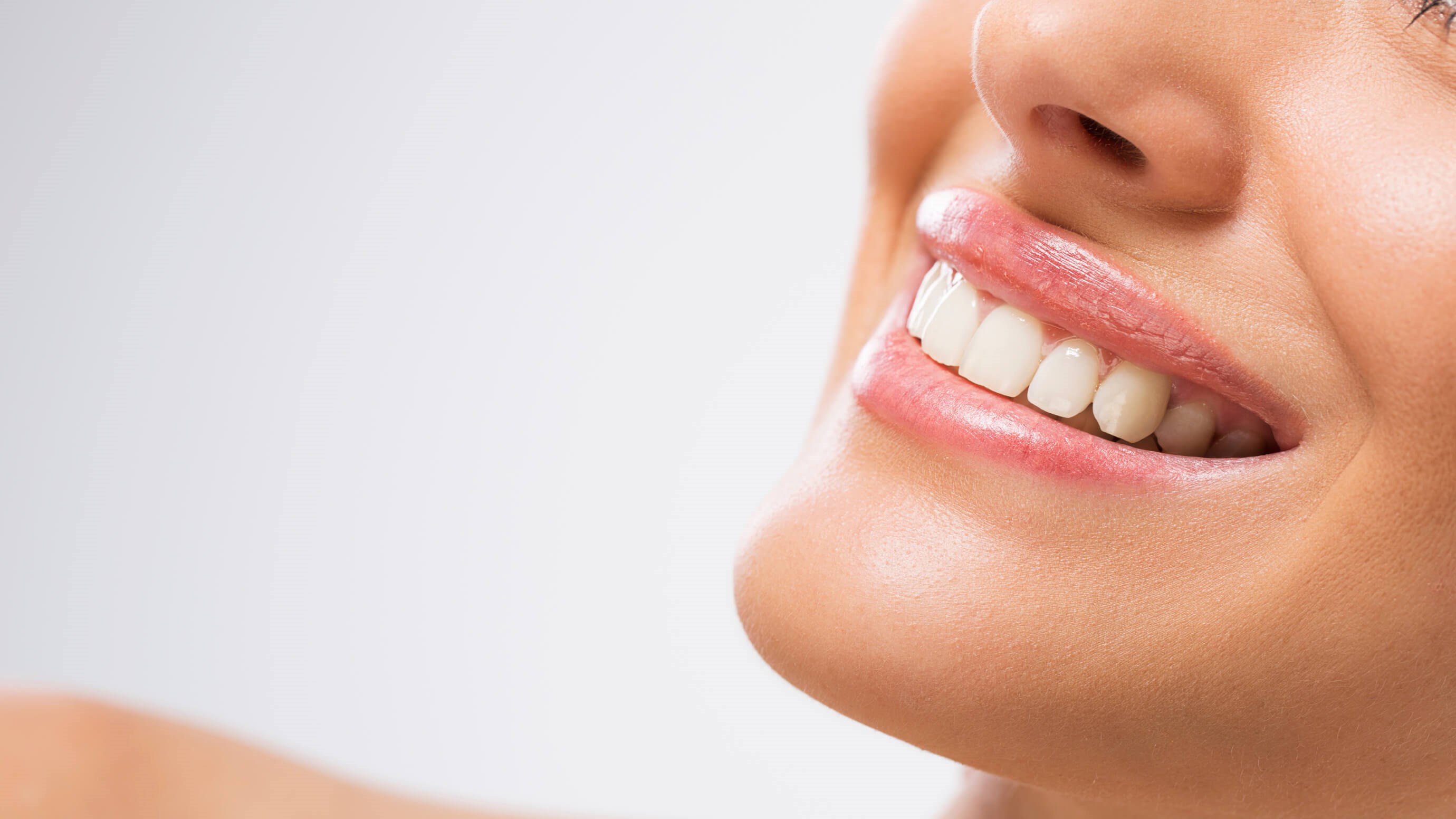 photo of woman's teeth
